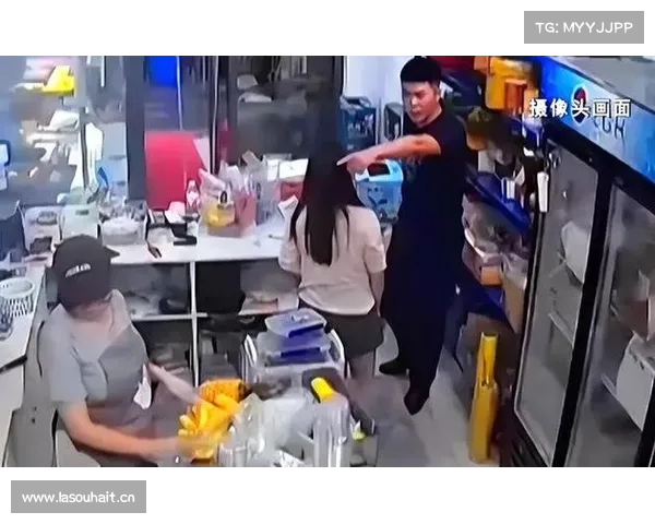 外卖员与商家店员因言语冲突爆发激烈争执 店员挑衅引发外卖员拔刀相向 外卖员与商家店员因言语冲突爆发激烈争执 店员挑衅引发外卖员拔刀相向
